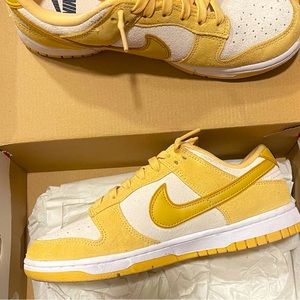 Celestial Gold/Sail/Gold Suede/
Wheat Gold
Size W 7 / M 5.5
Style DV7411-200